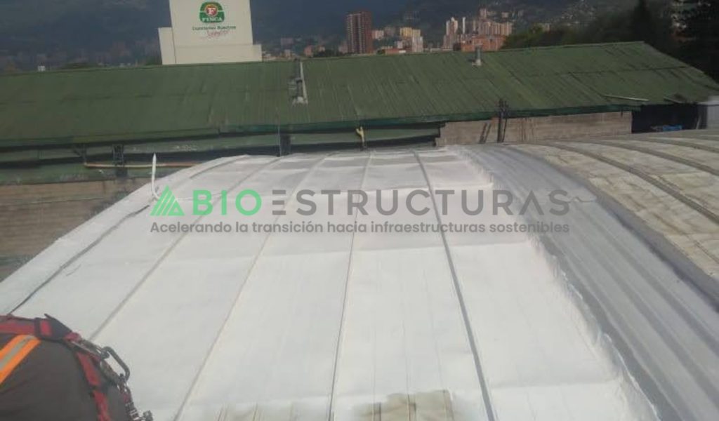 Operador agregando pintura térmica para techo