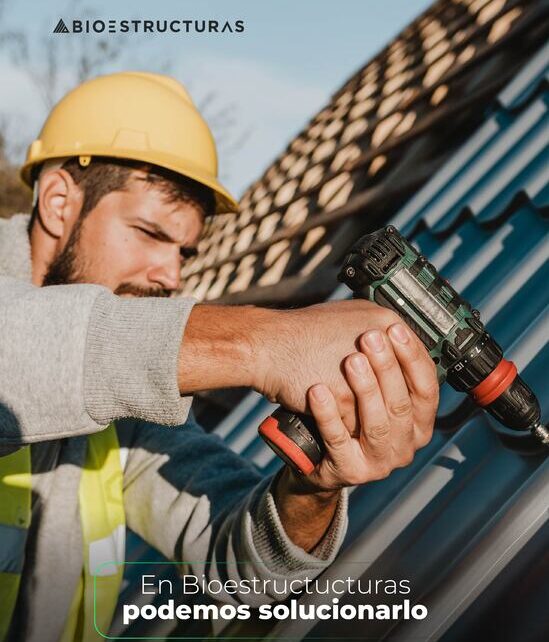 un hombre realizando arreglo de techos