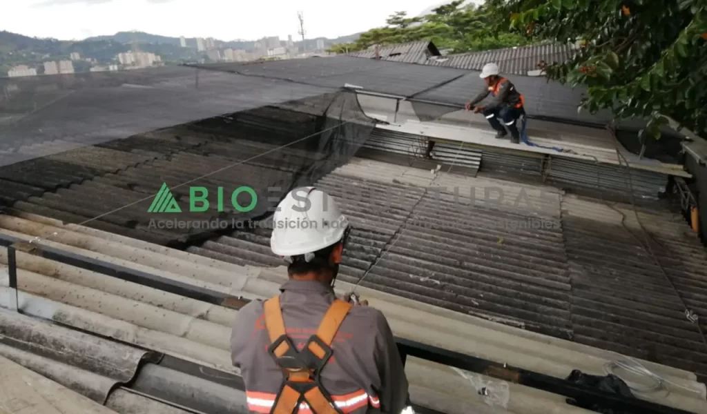 Trabajador de Bioestructuras instalando polisombra para techo