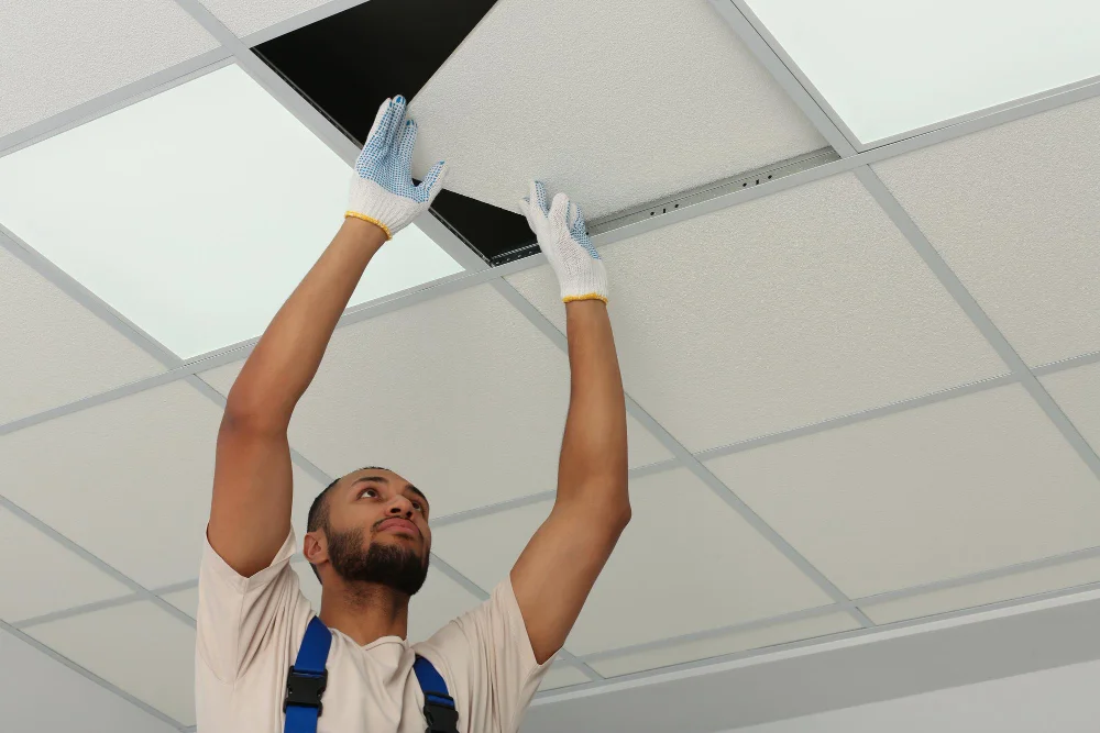 Hombre realizando instalación de cielo raso