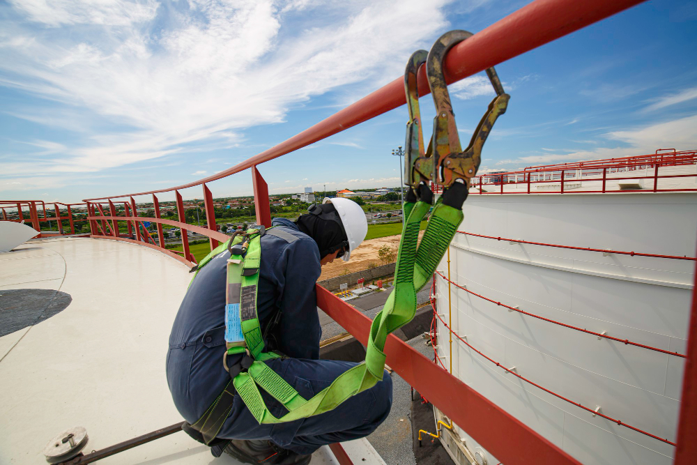 Operario revisando su anclaje