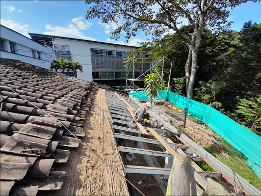 operario realizando arreglo de techos