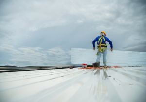 Ingeniero cumpliendo con plan de mantenimiento anual